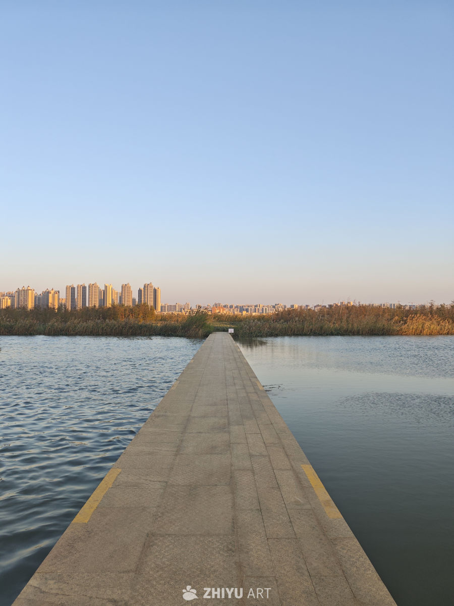 湖畔栈道与城市天际线