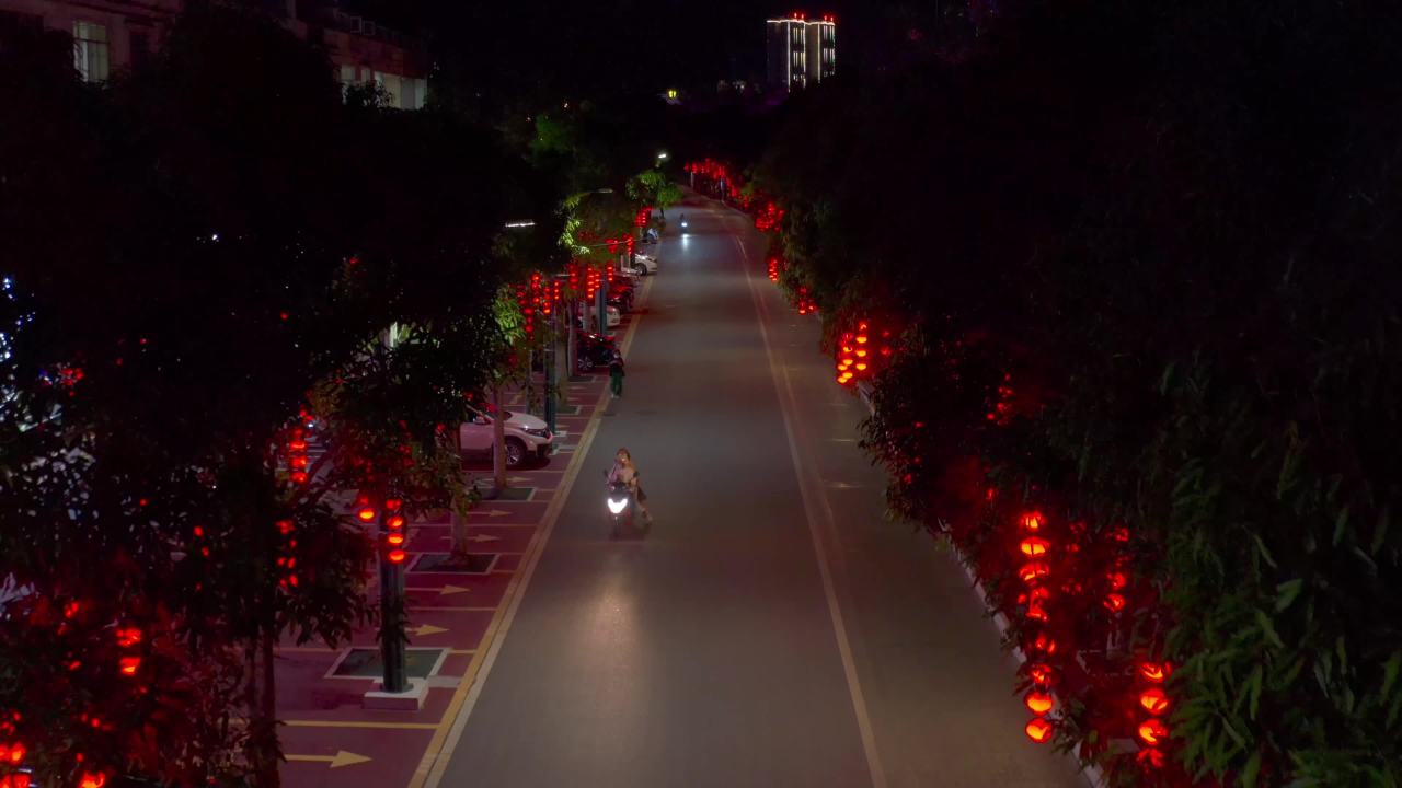夜色中的红灯笼街