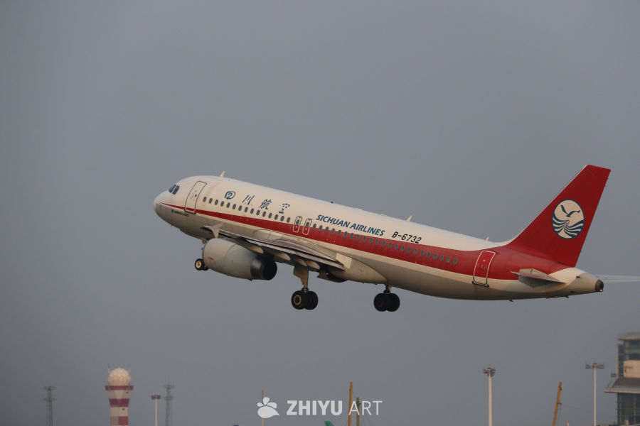 四川航空飞机起飞瞬间