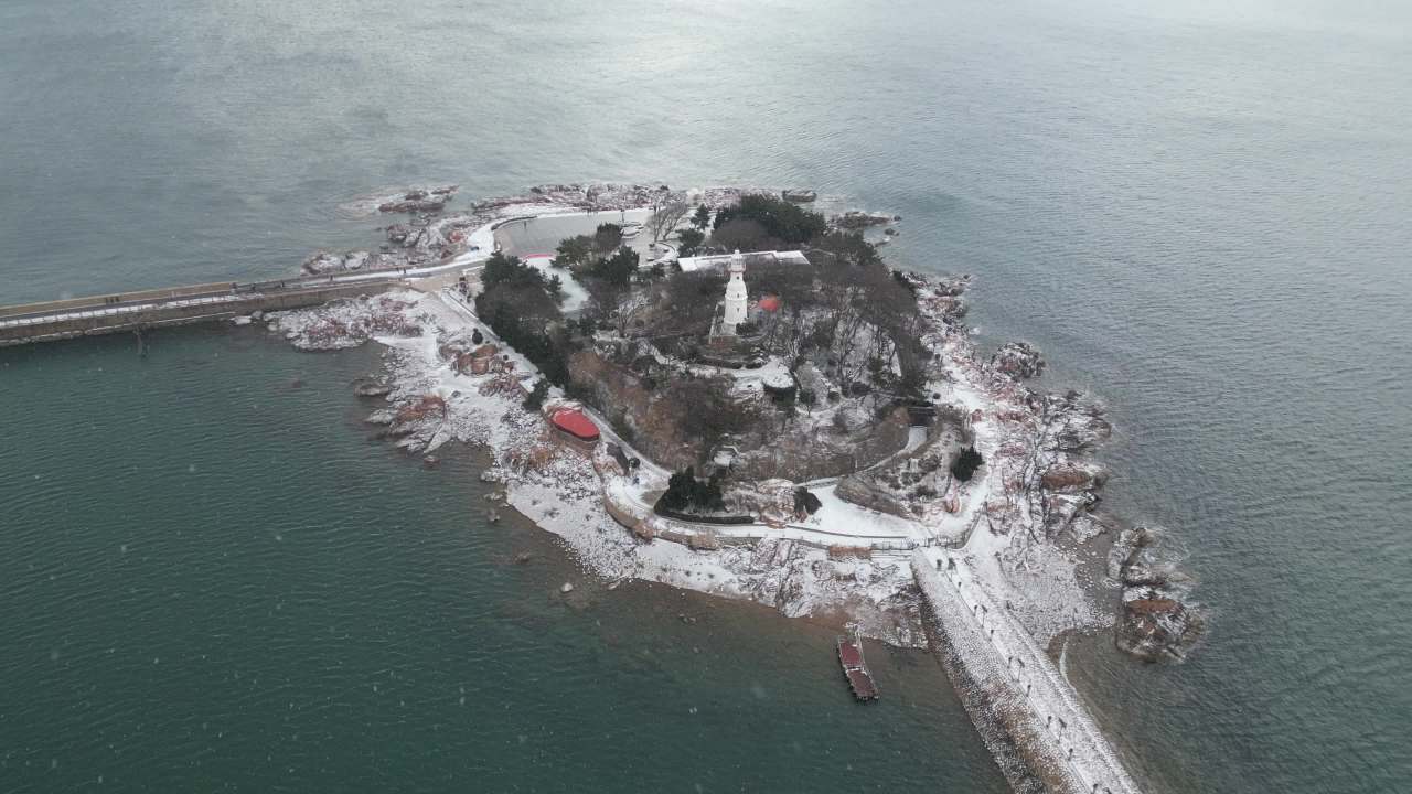青岛市南海边老城区小青岛公园冬天雪景航拍 28