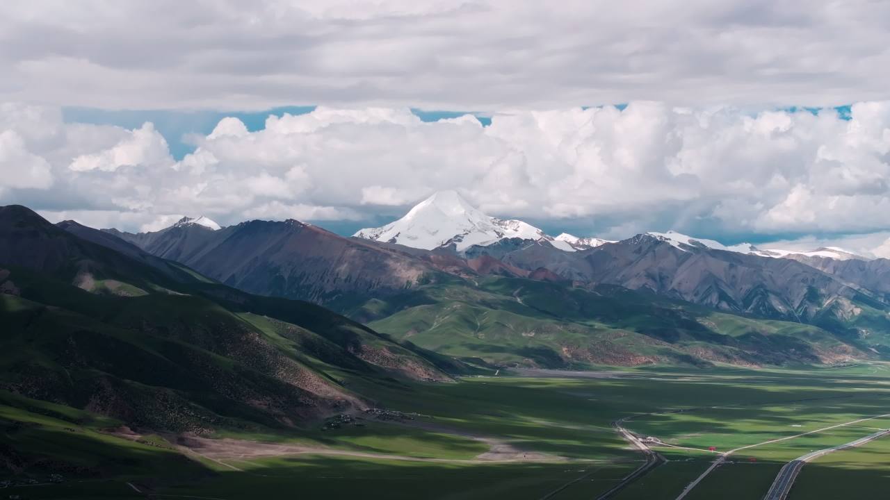 西藏那曲草原尽头的巍峨雪山航拍视频
