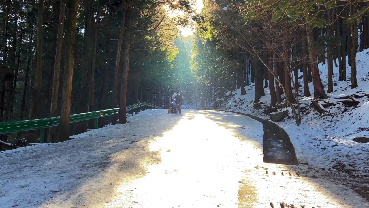 冬天旅游庐山景区登山路上飘雪中步行的游客4k素材