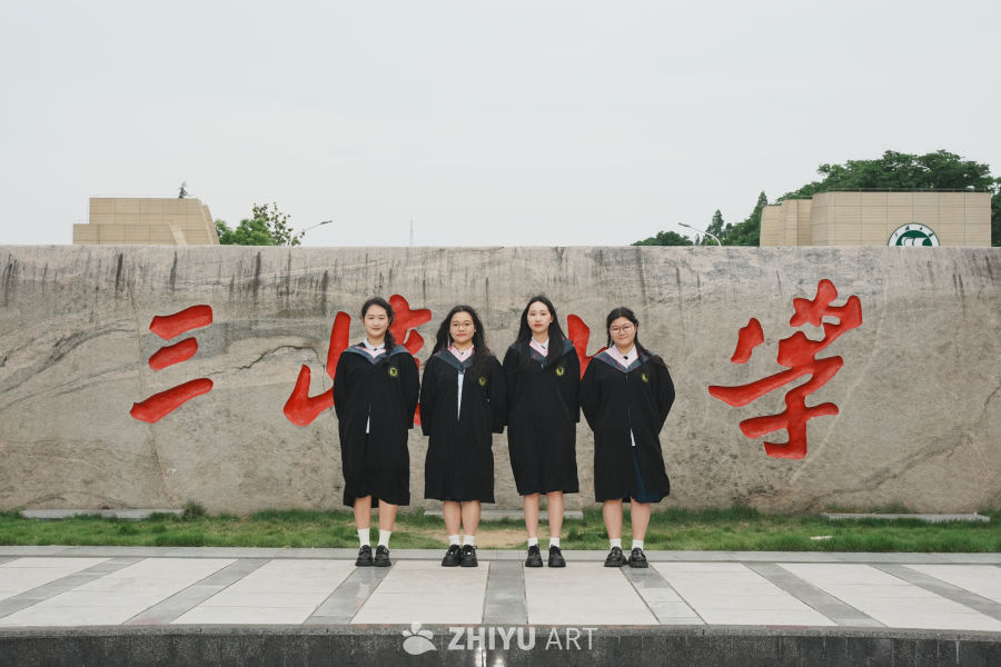 青春毕业季：学士服下的笑容