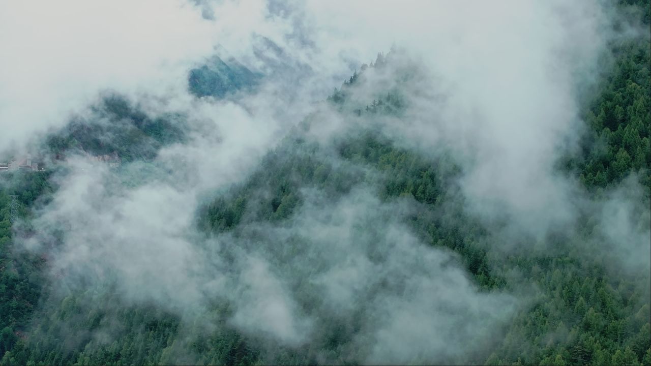 川西山谷云雾雪山自然风光实拍航拍壮观大气视频