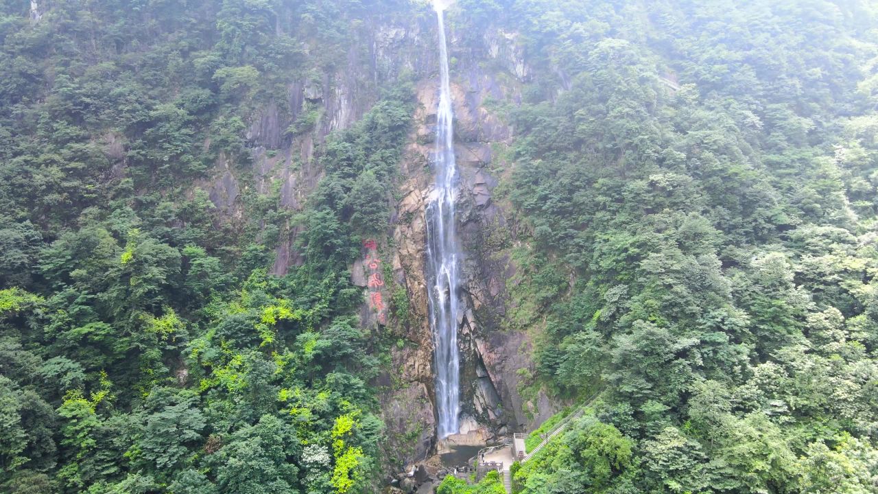 4K航拍高山流水瀑布自然景观树木