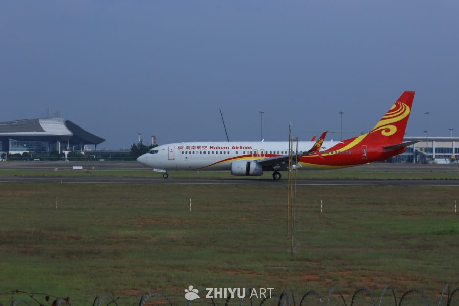海南航空飞机在机场跑道上