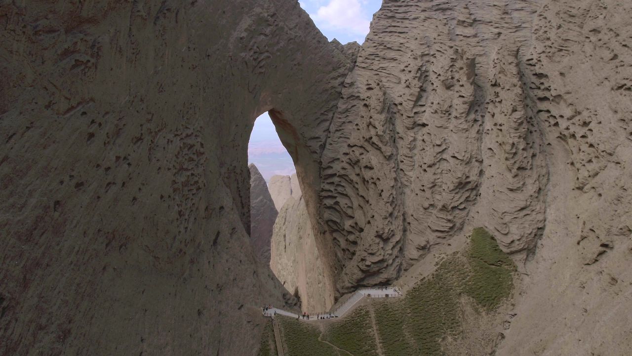 新疆阿图什大峡谷地貌无人区岩石风化自然形成