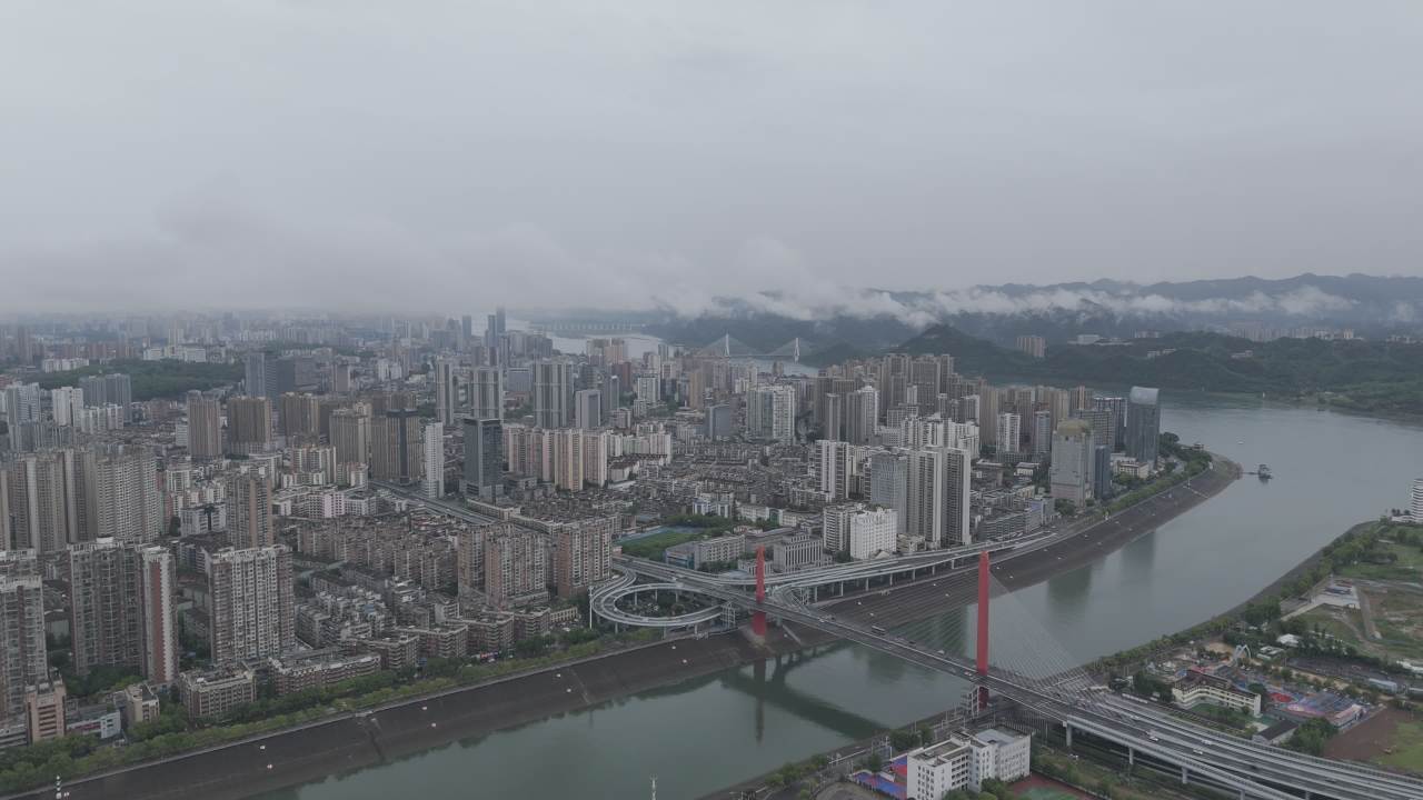 云雾缭绕的城市全景