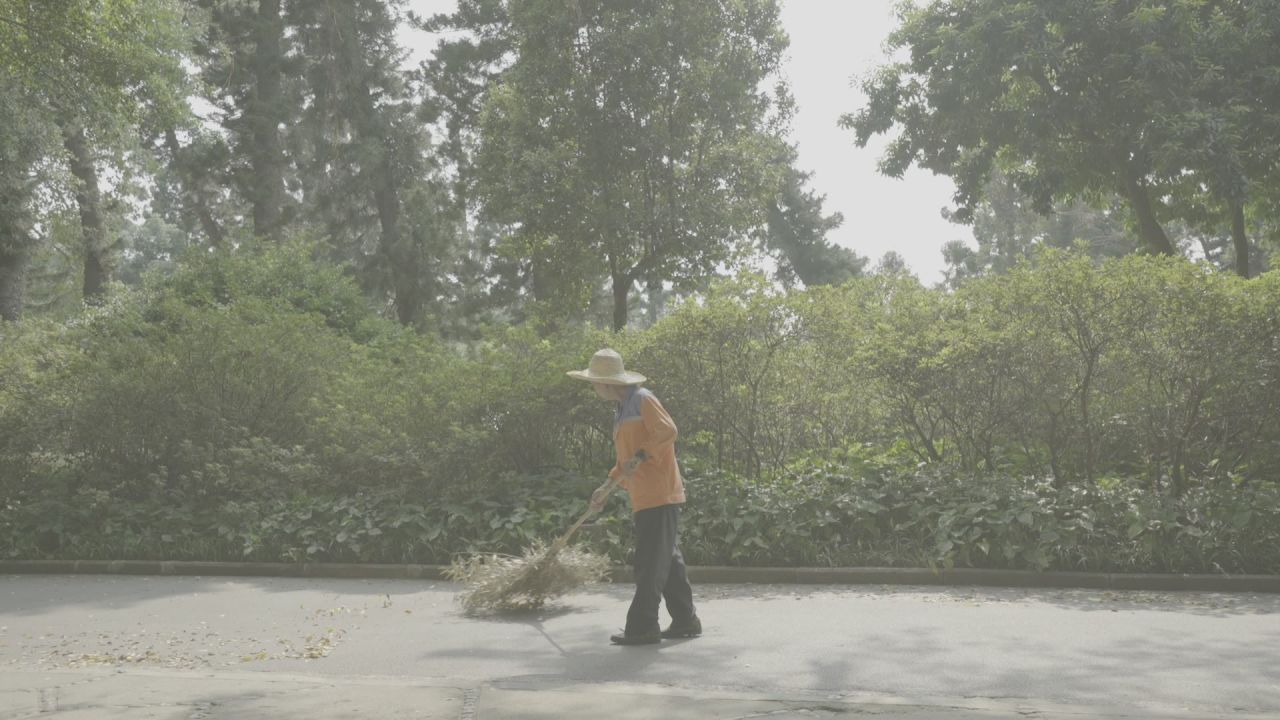 公园环卫工人扫地