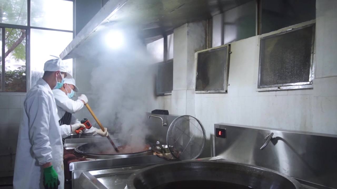 厨房里的忙碌时光