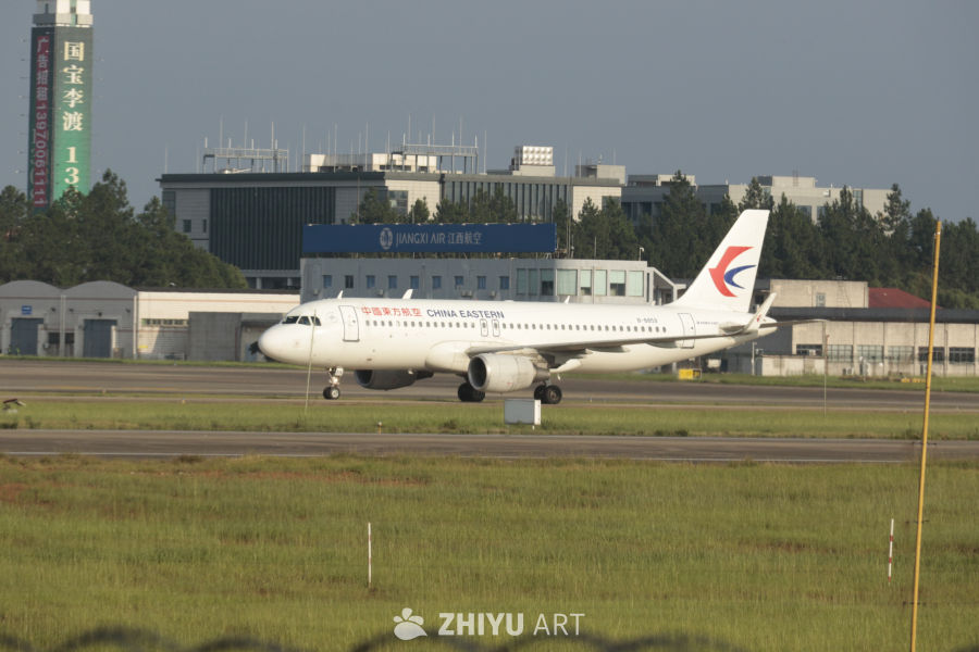 中国东方航空飞机准备起飞