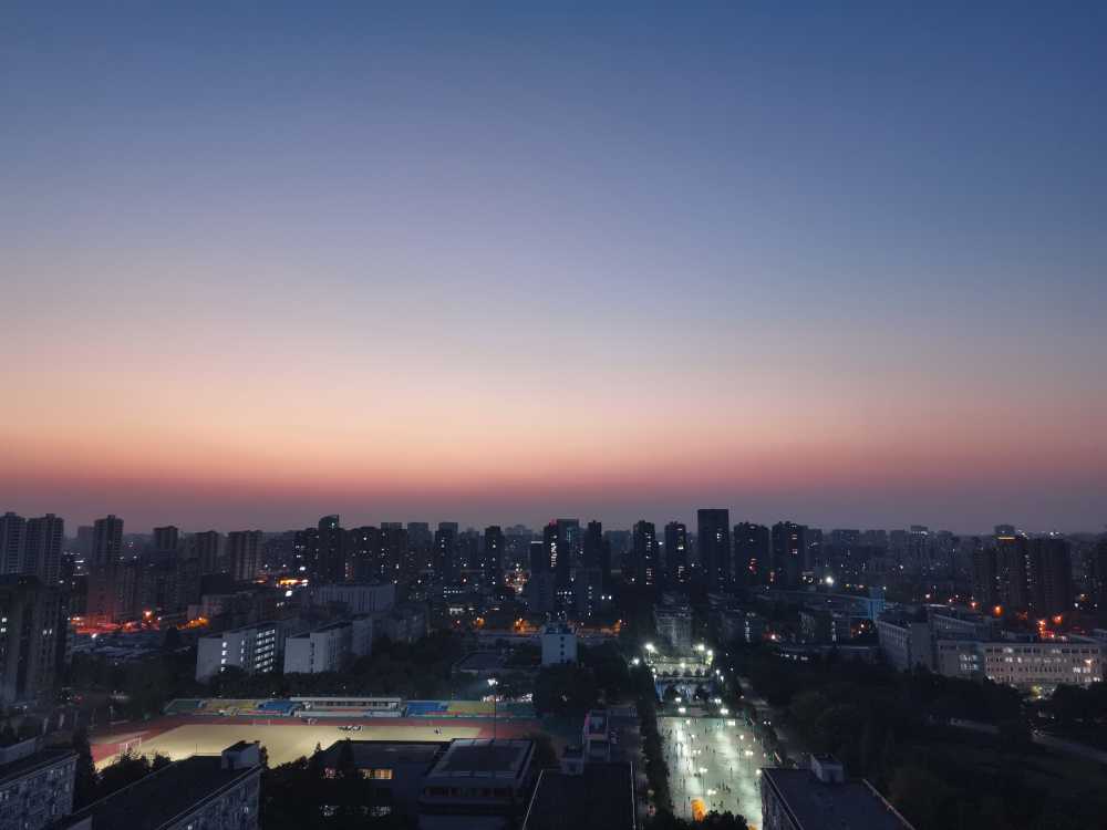 校园宿舍阳台的夕阳