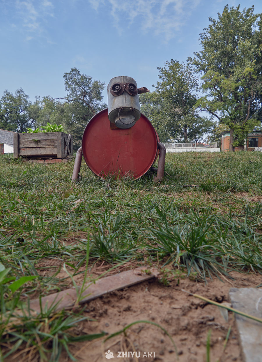 创意手工工业风摆件草地特写