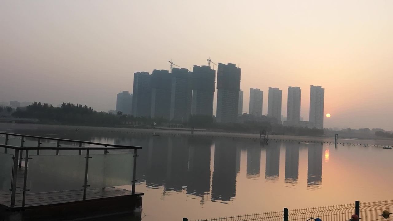 晨曦中的城市剪影