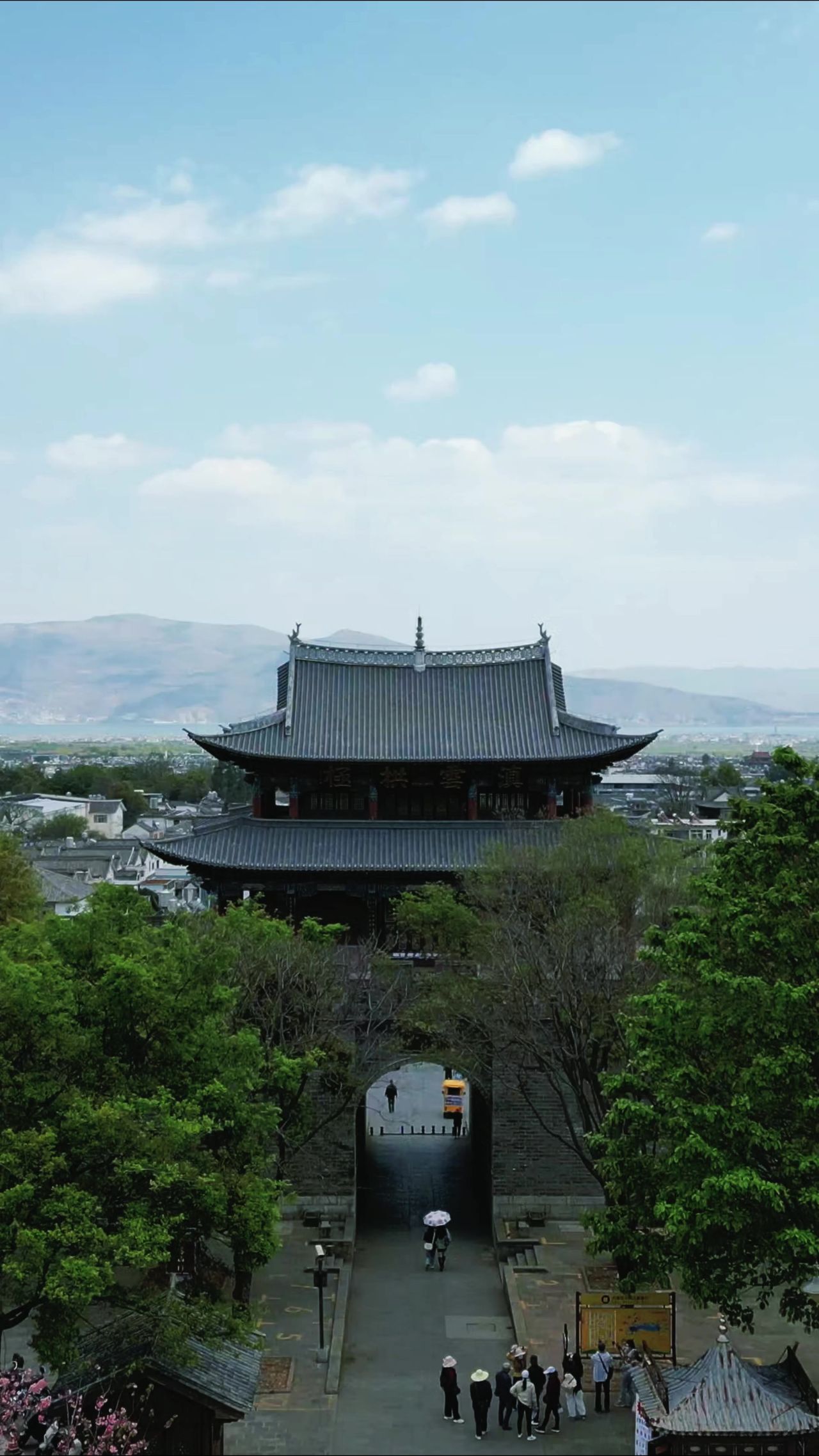 云南大理古镇著名旅游景区竖屏航拍 