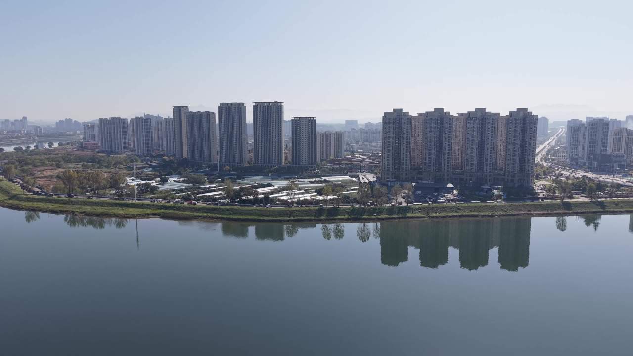 湖畔城市的静谧与繁华
