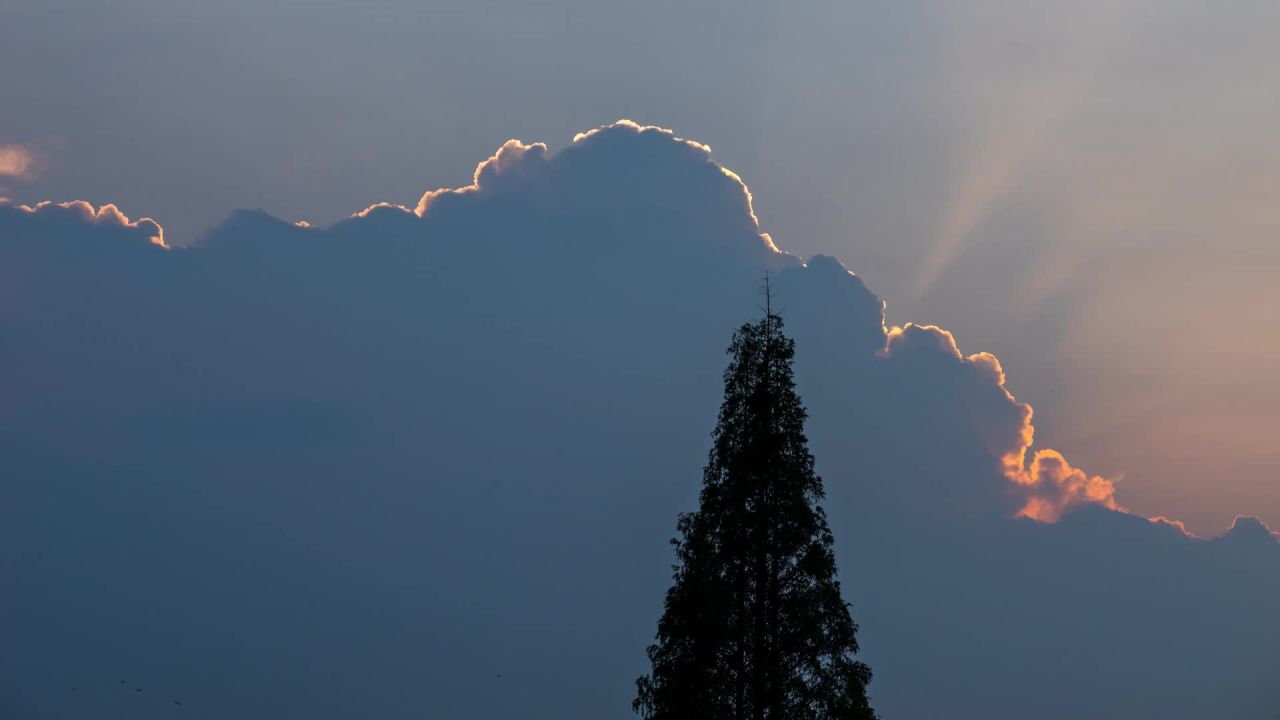 日落西山太阳下山晚霞火烧云丁达尔效应 4