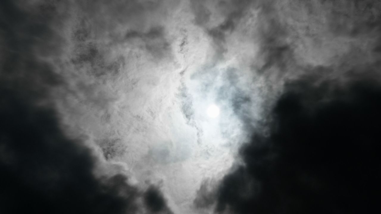 太阳日出日落夕阳逆光刺眼星芒