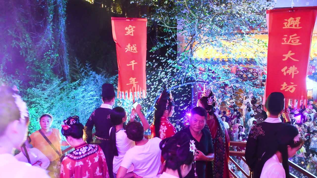 古风汉服老街夜晚巡游