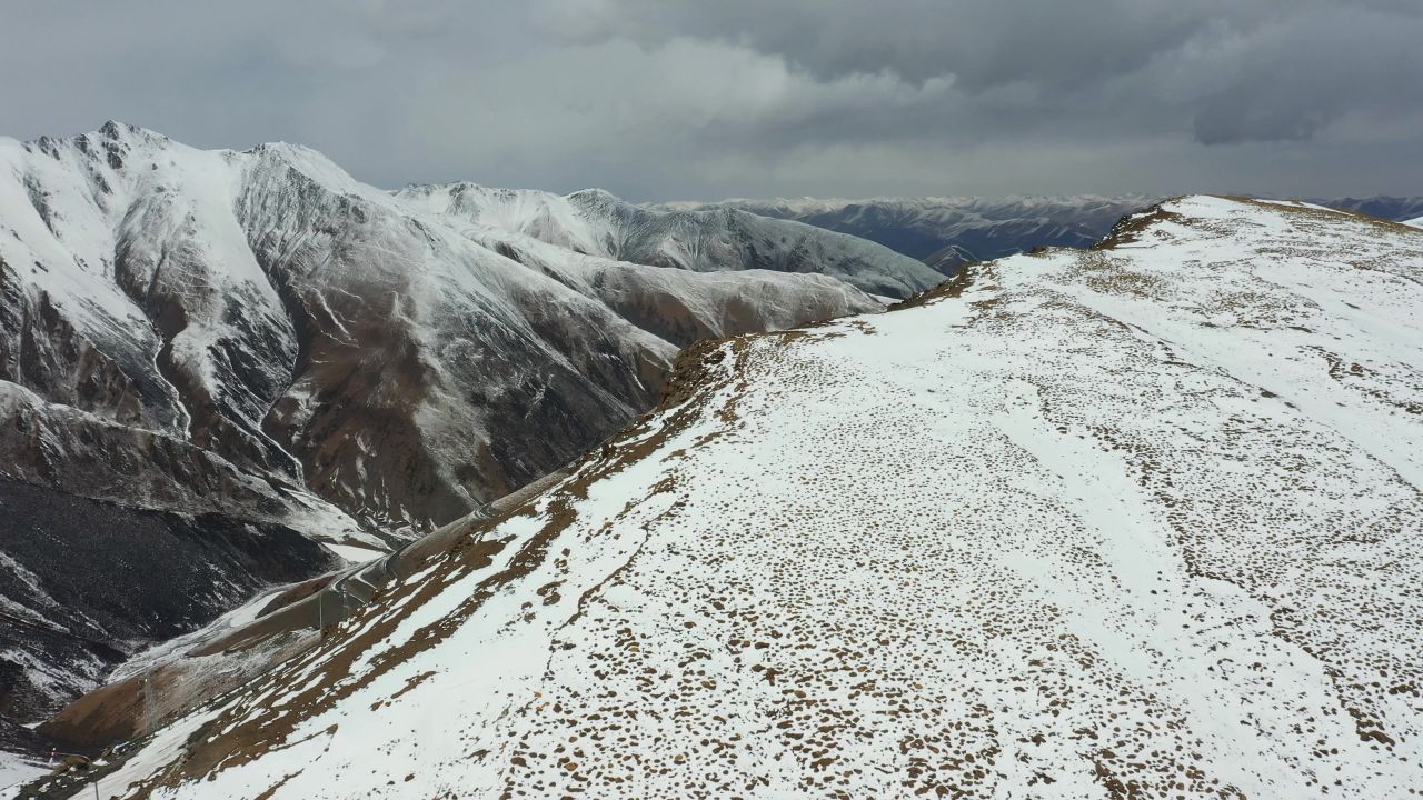航拍西藏那曲夏拉雪山盘山公路