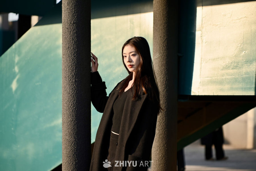 光影中的都市女子