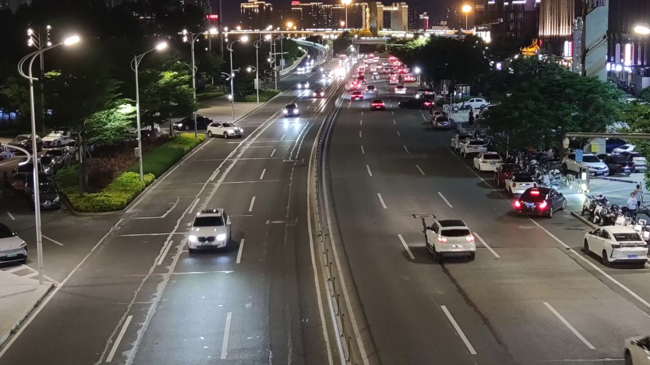 城市交通夜景车辆行驶实拍