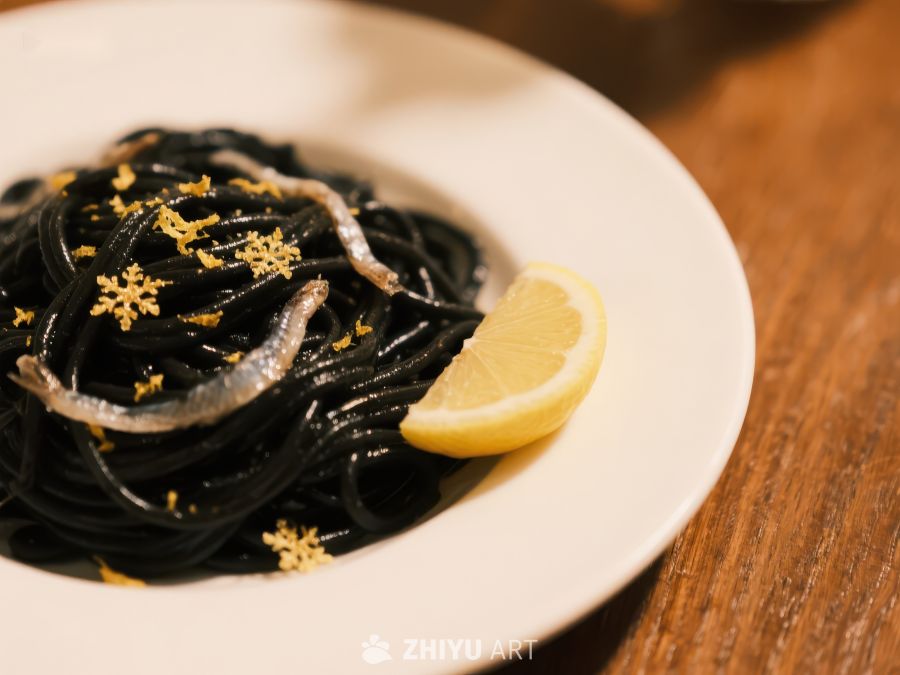 黑墨鱼汁意面配柠檬片