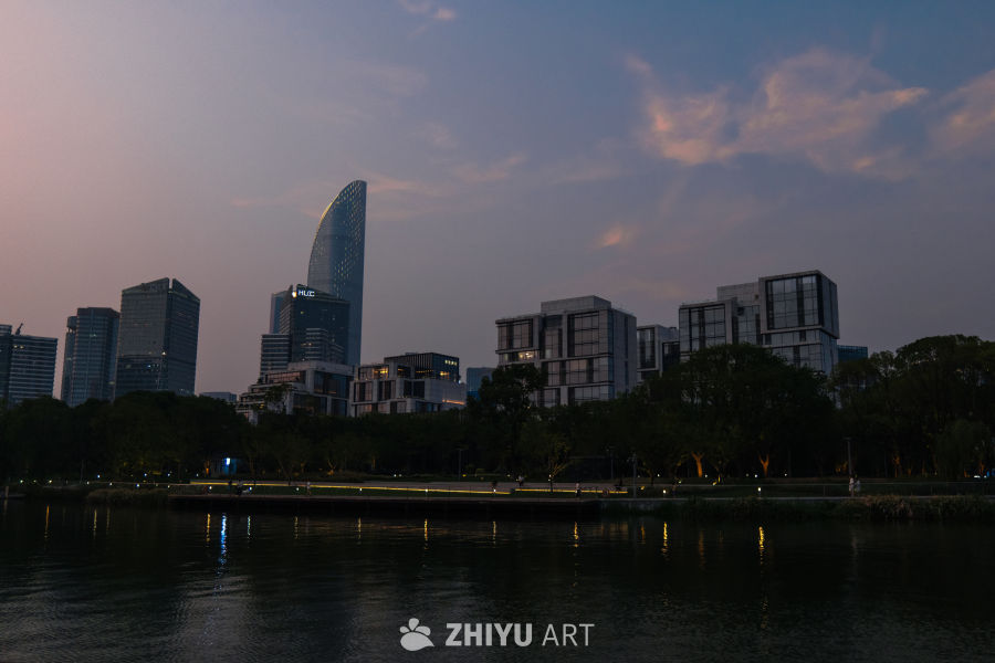 黄昏都市湖畔风光