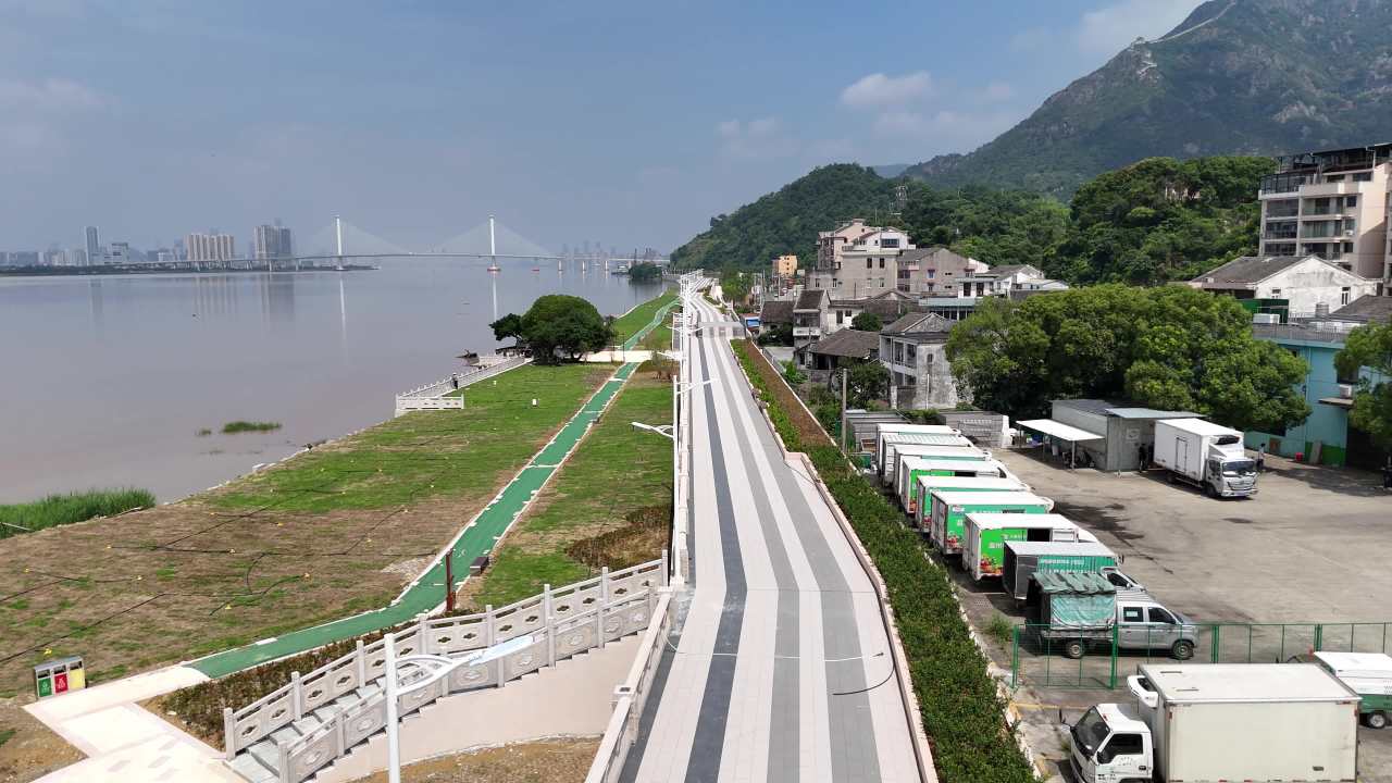 河畔公路与城市景观