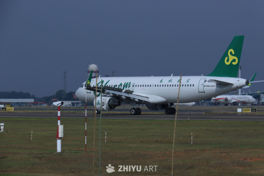 夕阳下的春秋航空A320