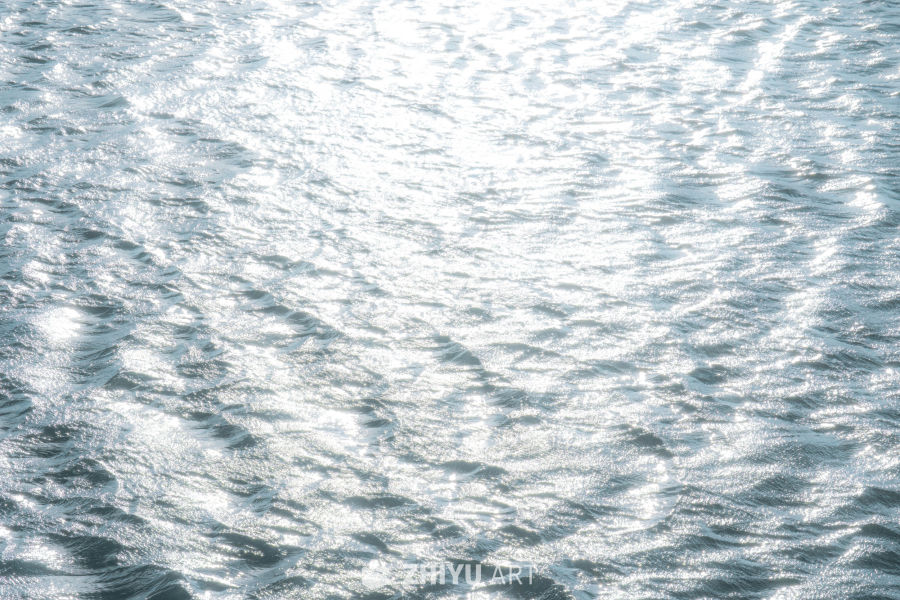 阳光下的海面