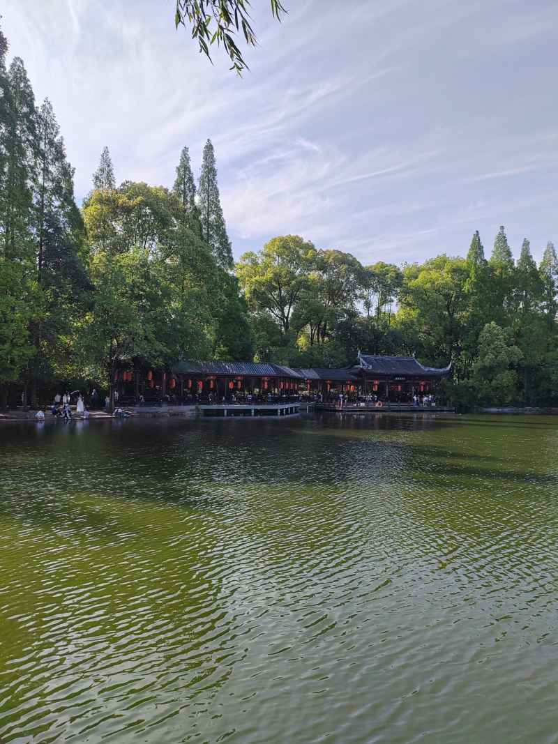 湖边亭子
