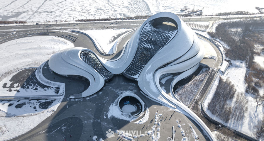 雪中现代建筑航拍