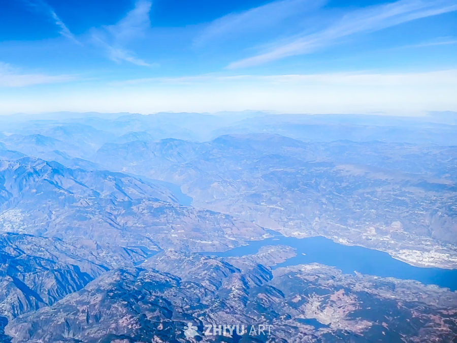 高空俯瞰壮丽山湖景色