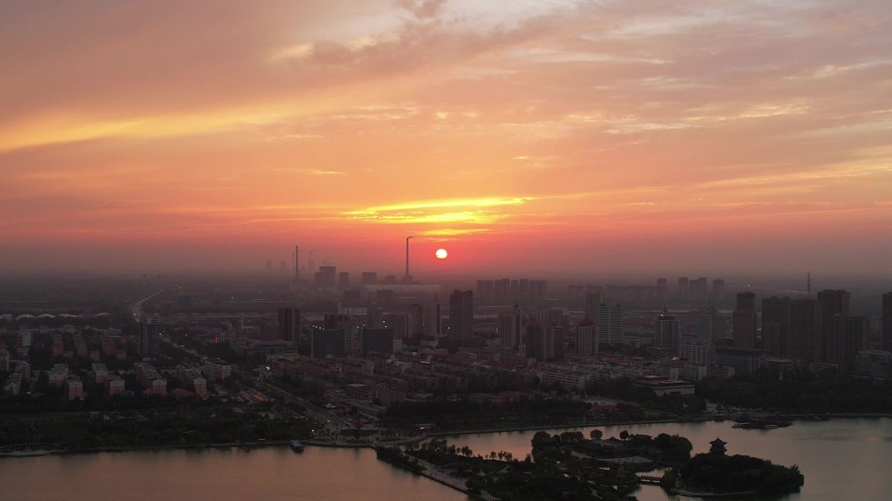 城市夕阳晚霞火烧云夜景降临山东聊城 