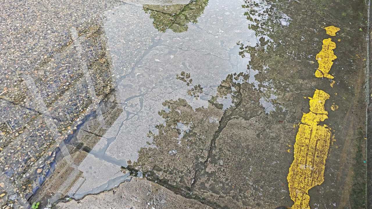 4K雨后路面积水