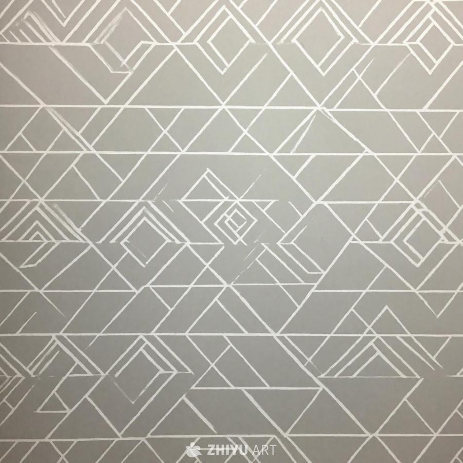 墙面上呈现着几何图案，具体来说是一种由三角形和菱形