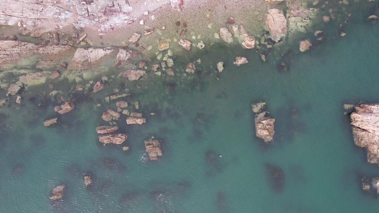 大海海洋沙滩礁石海岛自然风光航拍 