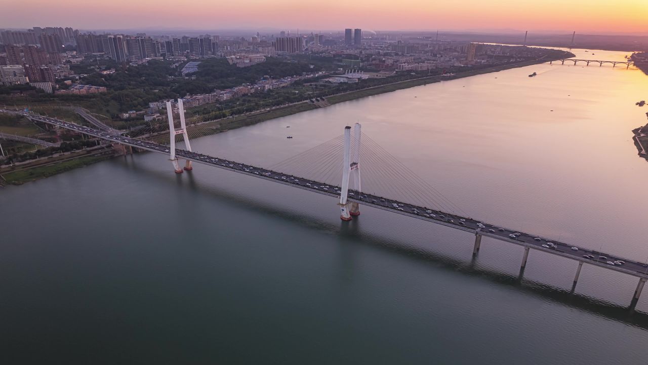 大桥上的车流