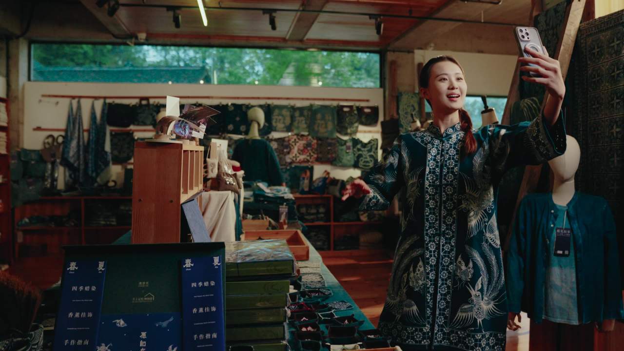 苗族姑娘直播自拍展示苗族服装