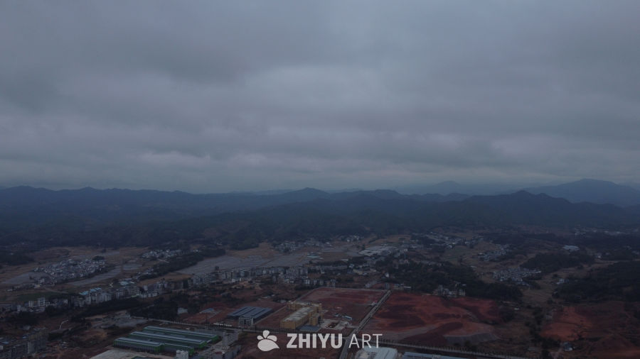山间村落的宁静晨景