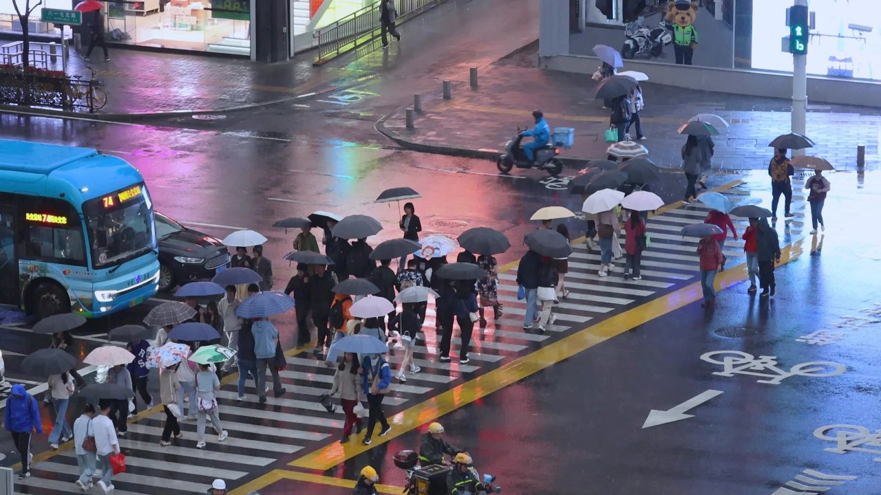 雨天城市街道路口人流 5