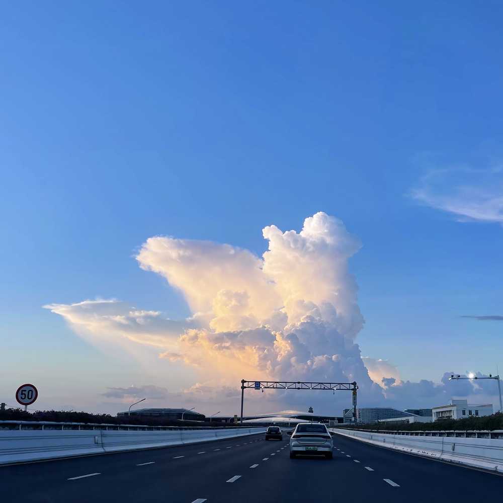 道路镜头的云