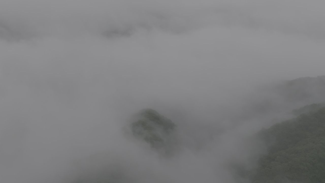 云海中的山峰
