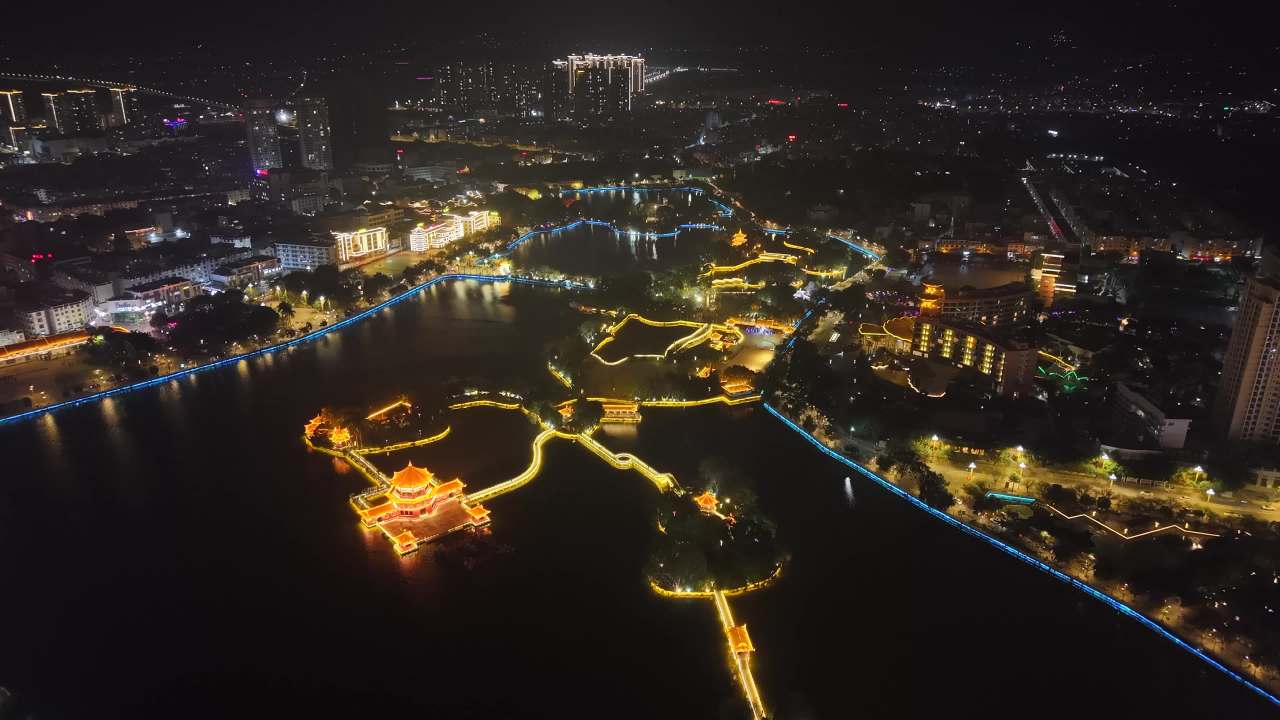 夜晚城市的湖光美景