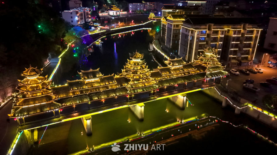 夜色中的古桥与灯火