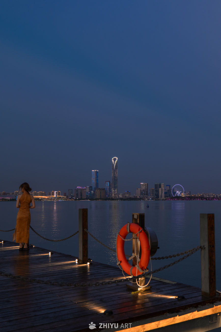 夜泊江畔的城市风光