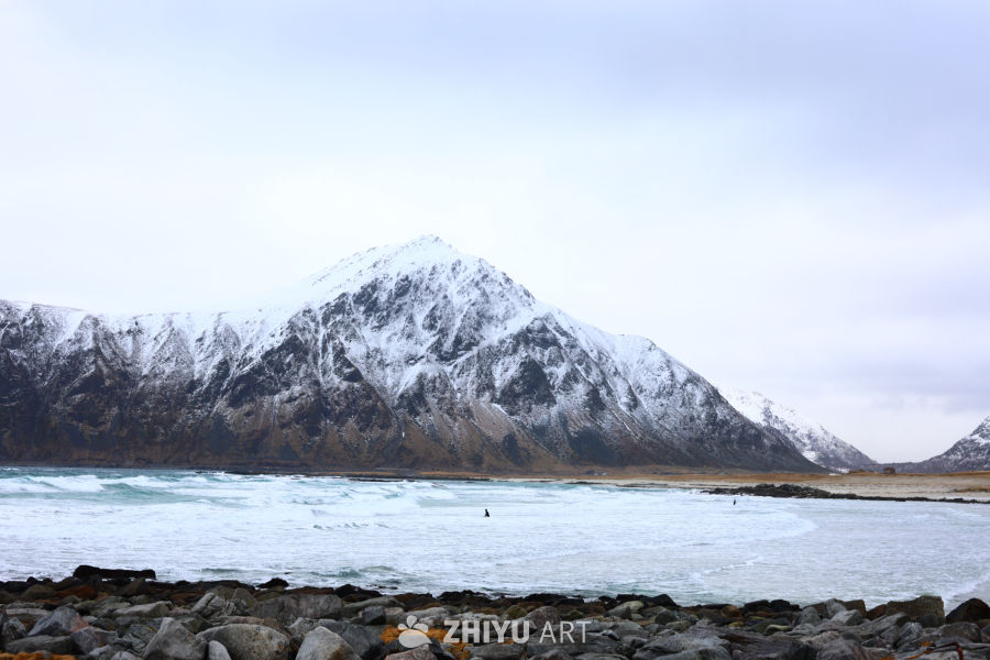 雪峰下的静谧海滩