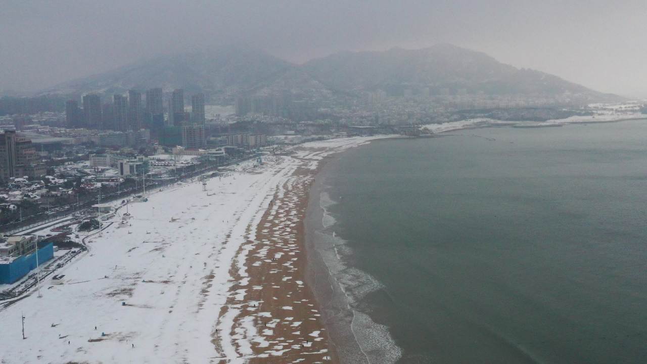 青岛石老人浴场海边雪景航拍 7