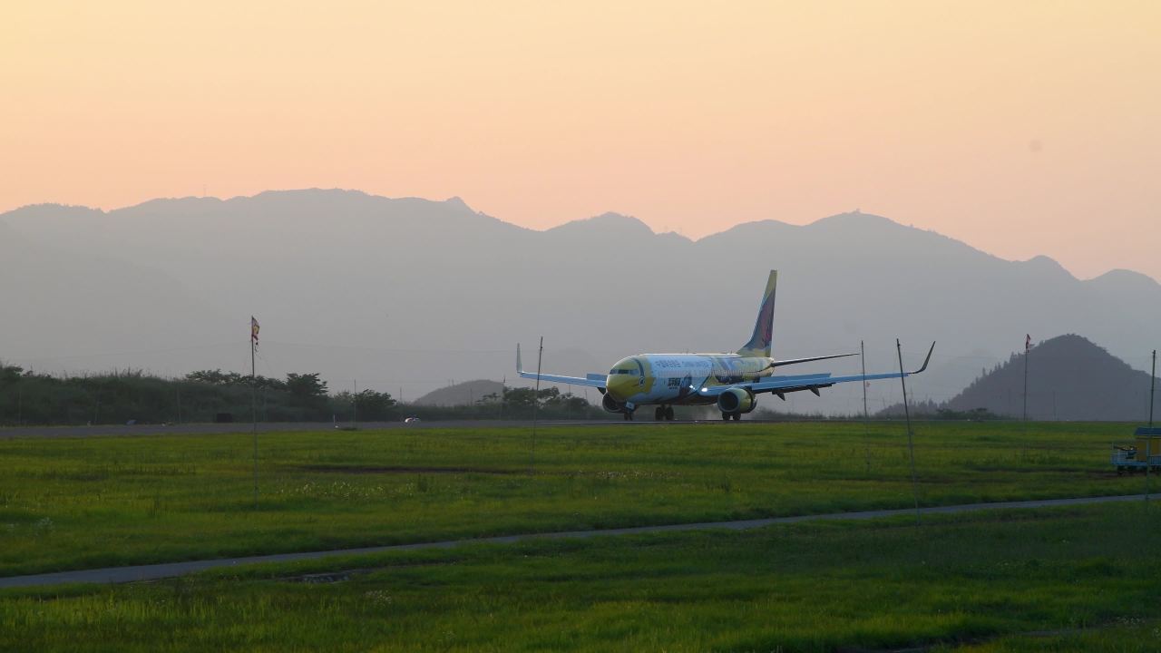 4k夕阳下机场飞机降落滑行